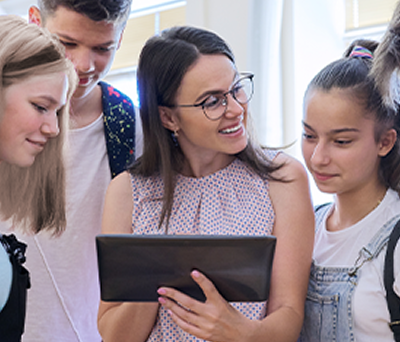 techbite SmartBoard 10 II WiFi kobieta pokazuje na tablecie